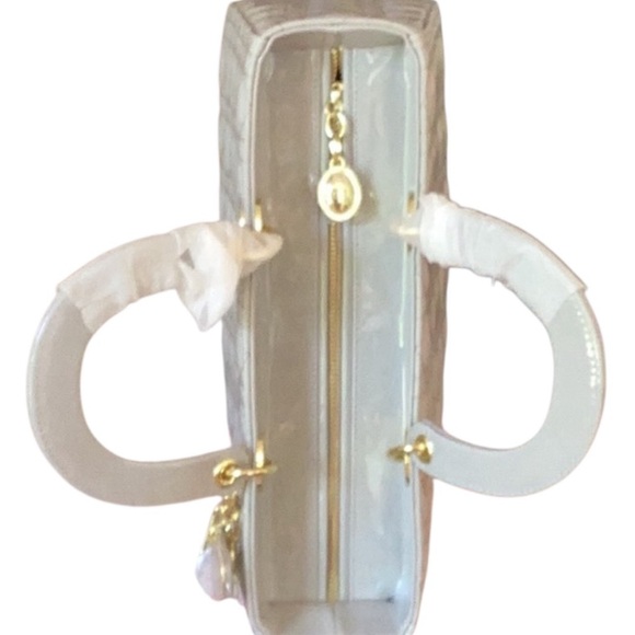 New Elegant Light Grey Patent Leather Quilted Handbag - Picture 5 of 7